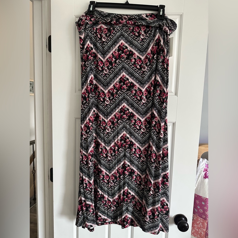 Women’s plus size 3X knit maxi skirt black and pink floral.